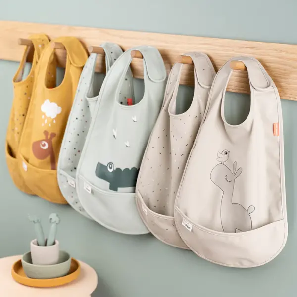 DONE BY DEER - Set 2 Bavaglini Impermeabili con Tasca (2 colori) - immagine 2